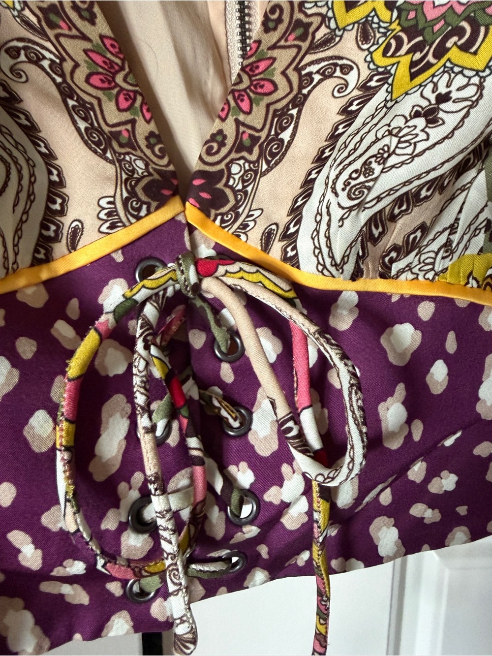Alice + Olivia Chelsea Cropped Bell Sleeve Boho Paisley Top size 12 - Picture 11 of 12